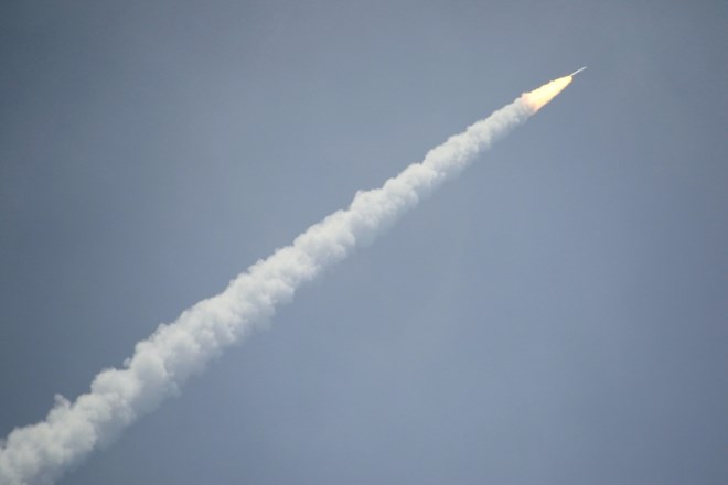 Kitajska je danes prvič izstrelila raketo v vesolje z morja, je sporočila kitajska vesoljska agencija.
