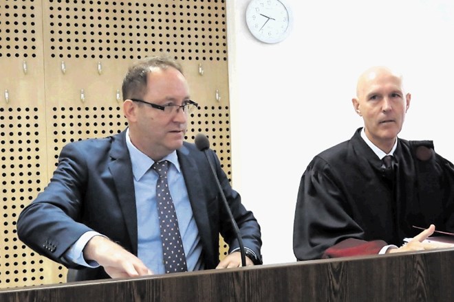 Sodnik Omerzu (levo) je preklical pooblastilo odvetnikoma (na fotografiji ob njem je odvetnik Velimir Cugmas), kar je še eden...