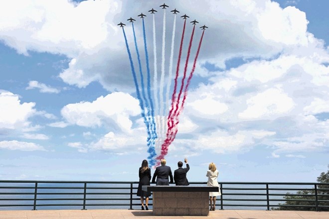 Ameriški in francoski predsedniški par sta si med slovesnostjo ob obletnici dneva D na vojaškem pokopališču in spominskem...