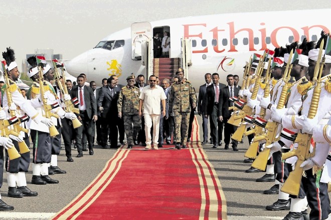 Etiopski premier  Abiy Ahmed je včeraj prišel v Kartum v vlogi posrednika v politični krizi, ki razdira Sudan po...