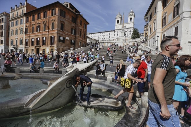 Nova pravila v Rimu: Nič več skakanja v fontane ali oblačenja v gladiatorje