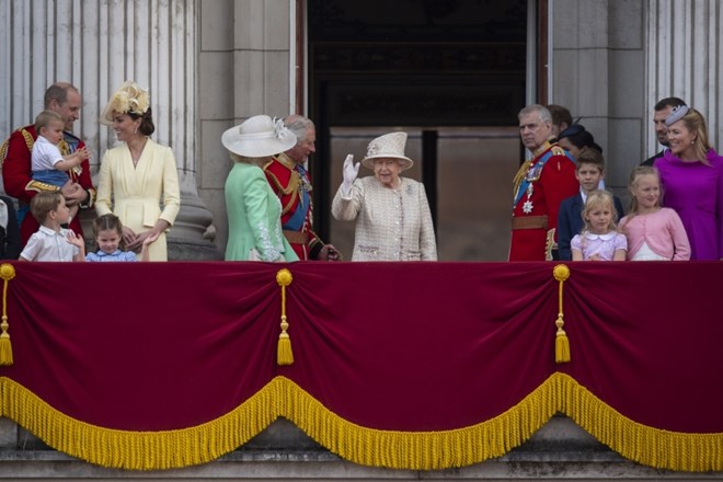 Britanska kraljica 93. rojstni dan praznovala na paradi