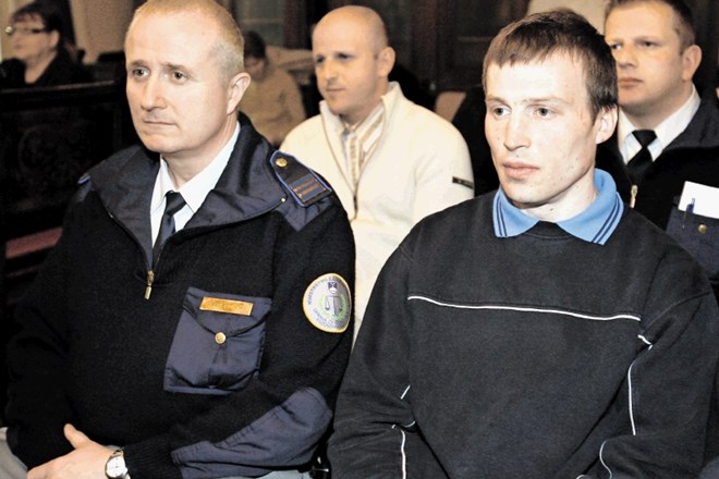 Janez Schuller (desno) trenutno na Dobu prestaja desetletno zaporno kazen zaradi bombnega napada v romskem naselju Brezje...