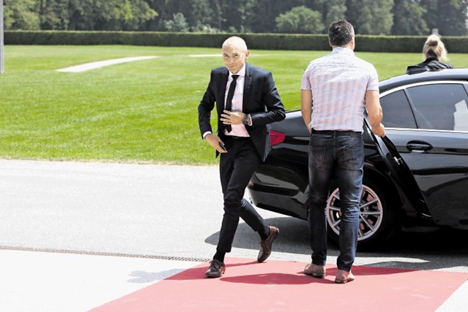 Minister Aleš Šabeder ob prihodu na vrh koalicije na Brdu pri Kranju.