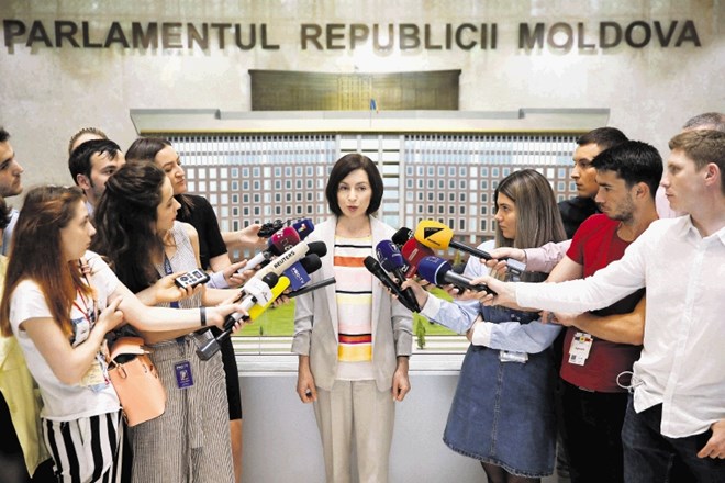 Maia Sandu, nova moldavska predsednica vlade, med novinarji po končanem prvem zasedanju vlade, ki ji je legitimnost nemudoma...