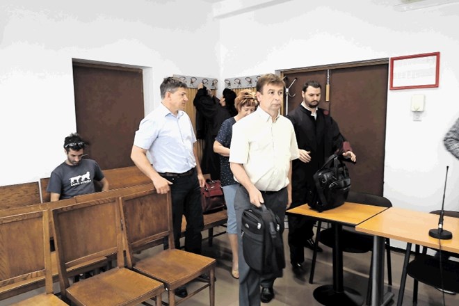 Danes je na zaslišanje na celjsko sodišče v sojenju Urošu Rotniku (drugi z leve) prišel tudi davčni inšpektor Andrej...