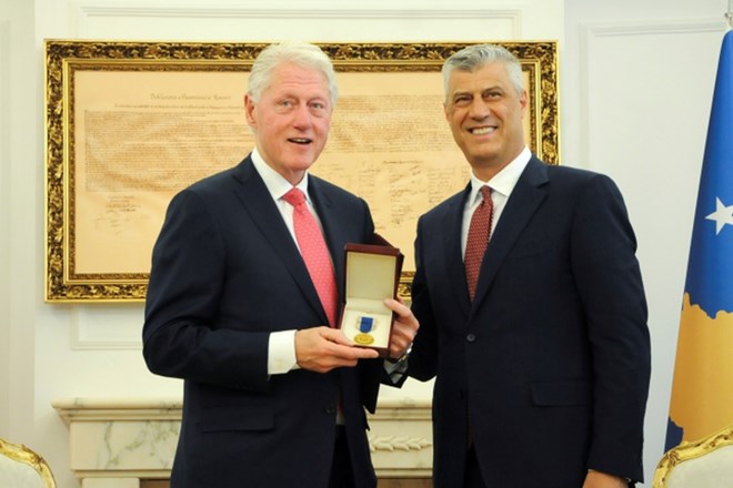 Nekdanji ameriški predsednik Bill Clinton in kosovski predsednik Hashim Thaci.
