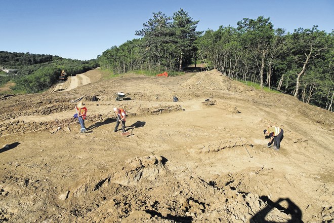 Na grebenu pod Tinjanskim hribom, ki ga domačini imenujejo Belice, so arheologi odkrili več kot 2000 let stare temelje...