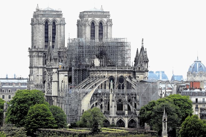 Za obnovo Notre-Dame doslej nakazali manj kot desetino obljubljenih sredstev