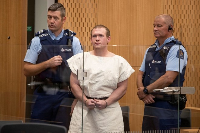 Obtoženega Brentona Tarranta niso privedli na sodišče v Christchurchu, temveč je na naroku sodeloval preko videopovezave iz...
