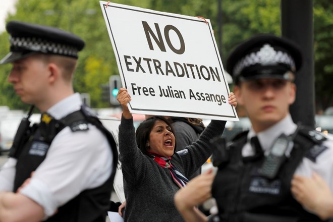 Pred sodiščem v Westminstru so se zbrali tudi protestniki, ki si ne želijo izročitve Assangea.