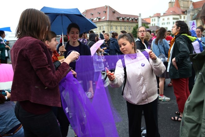 Oblečene v vijolično se je danes na ulicah švicarskih mest zbralo več tisoč žensk, ki so zahtevale enako plačilo za enako...