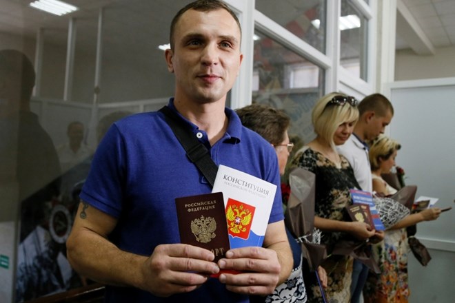 Rusija je danes Ukrajincem z vzhoda Ukrajine podelila prve potne liste po poenostavljenem postopku, ki ga je aprila odobril...