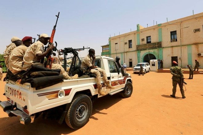 Strmoglavljenega sudanskega predsednika Omarja al Baširja so danes iz zapora v dobro zastraženem konvoju pripeljali pred...