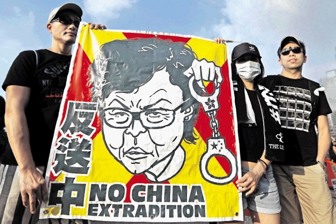 Protestniki v Hongkongu poleg začasno že  suspendirane izročitvene zakonodaje zahtevajo tudi odstop propekinško usmerjenih...