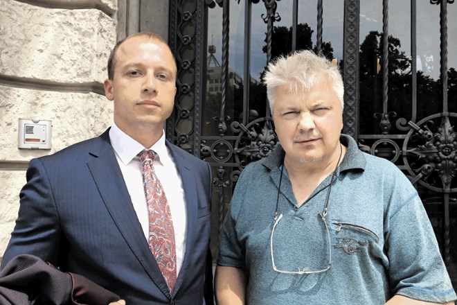 Primož Smrtnik (desno) in njegov pooblaščenec Tine Frlan trdita, da se je, zato ker avgusta 2014 tožnik ni bil sprejet v...