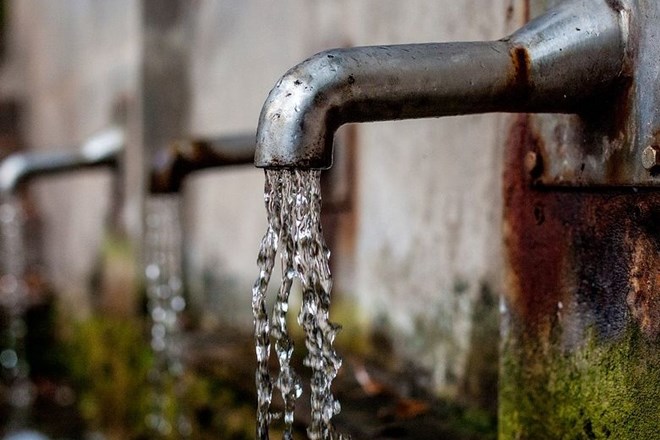 Več kot dve milijardi ljudi brez dostopa do varne pitne vode