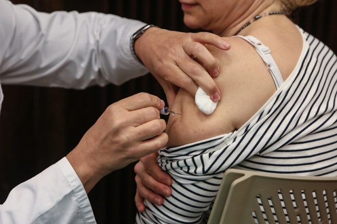 Zaupanje v cepljenje najnižje v Franciji, Slovenija blizu svetovnega povprečja