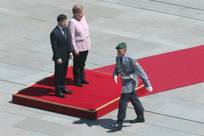 Volodimir Zelenski na levi in Angela Merkel na desni