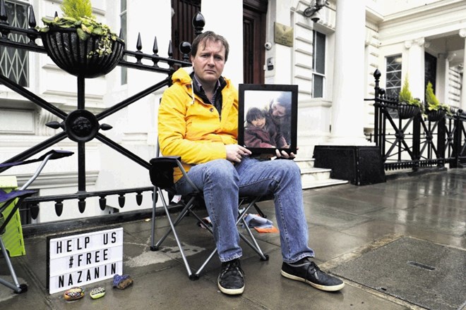 Richard Ratcliffe v roki drži fotografijo svoje žene in hčerke ter gladovno stavka pred iranskim veleposlaništvom v Londonu.