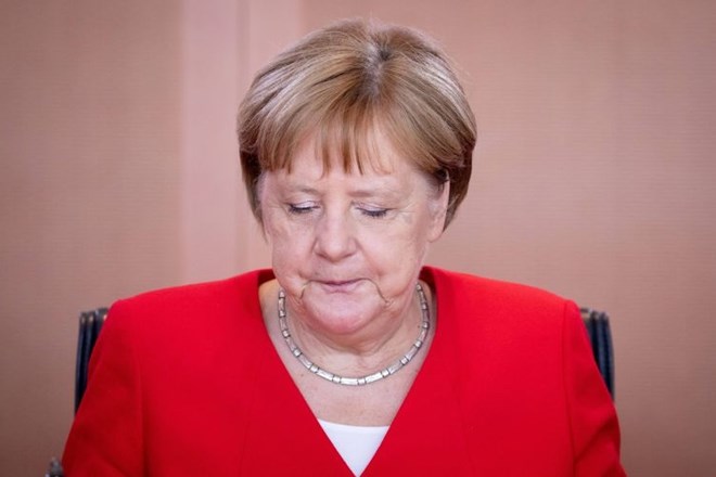 V kabinetu nemške kanclerke Angele Merkel  sta vse od leta 2006, ko  je  zasedla položaj, viseli    sliki  nemškega slikarja...