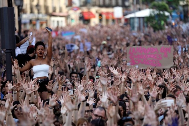 Ženske so se po zbrale na protestih po španskih mestih in protestirale proti razsodbi.