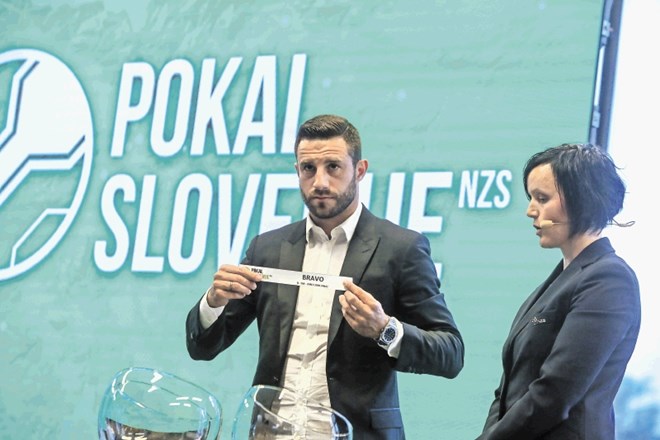 Na včerajšnjem žrebu je kroglice vlekel kapetan slovenske reprezentance Bojan Jokić, ki je imel po reprezentančni akciji le...