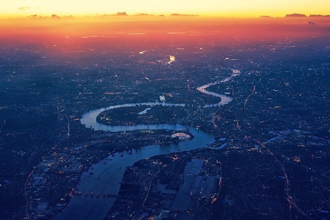 Reka Temza teče skozi London.