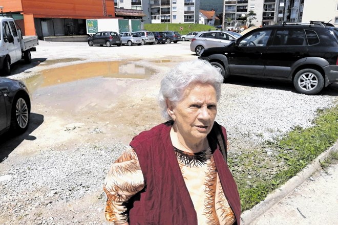 Ana Ovčar pravi, da se ob vročem vremenu s parkirišča v njeno stanovanje dviga veliko prahu.