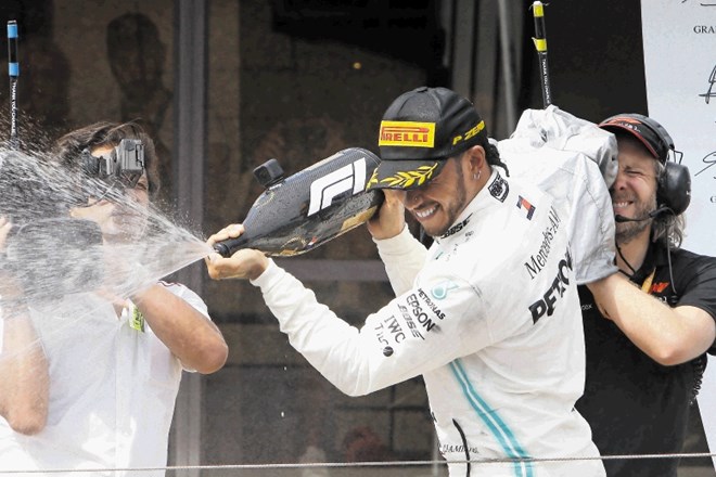 Britanec Lewis Hamilton se je veselil zmage na  dirki svetovnega prvenstva formule 1 v Franciji.