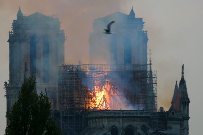 Najverjetnejši vzrok požara v Notre-Dame cigareta ali električna napaka