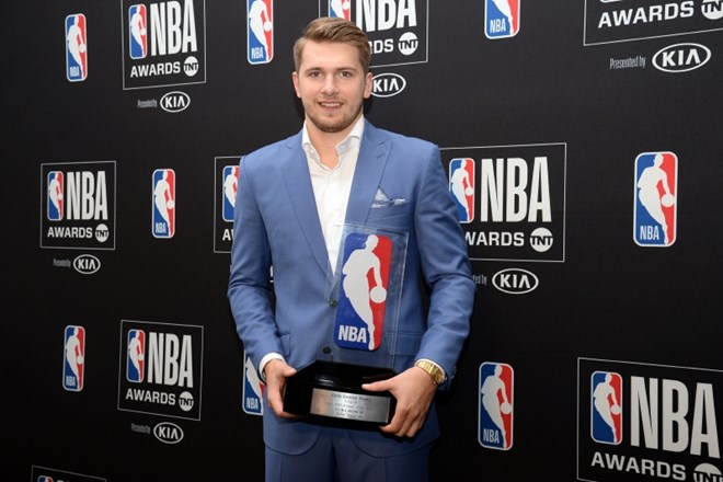 Luka Dončić je tako ponosno poziral z nagrado za najboljšega novinca v ligi NBA v sezoni 2018/19.