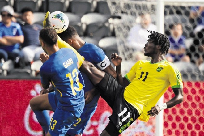 Nogometaš Domžal (desno) je proti Gvineji Bissauu dosegel svoj drugi zadetek za Jamajko.