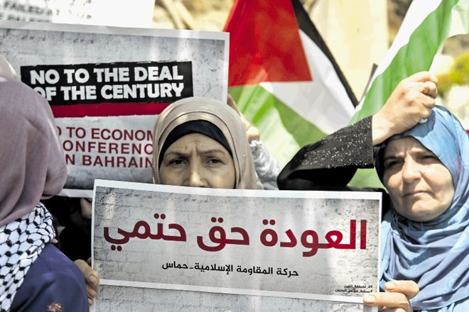 Protest Palestincev v Libanonu, ki ne verjamejo  obljubam na  investicijski konferenci v Barajnu, da je gospodarski razcvet...