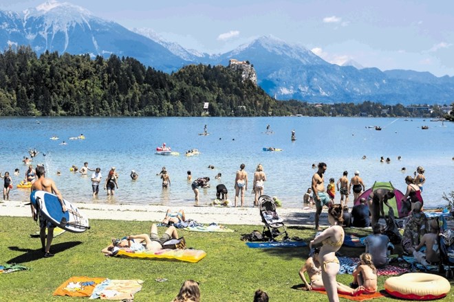 Poleti se je bolje kot na divji plaži osvežiti v eni izmed 48 nadzorovanih kopalnih voda, med njimi tudi v Blejskem jezeru.