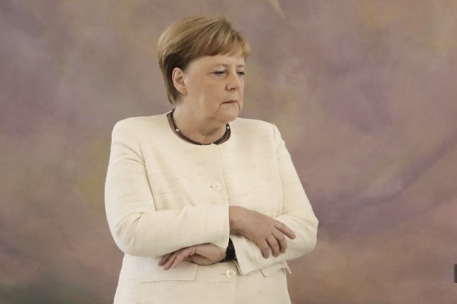 Nemška kanclerka Merklova je danes že drugič v zadnjih desetih dneh v javnosti doživela napad neobvladljivega tresenja vsega...