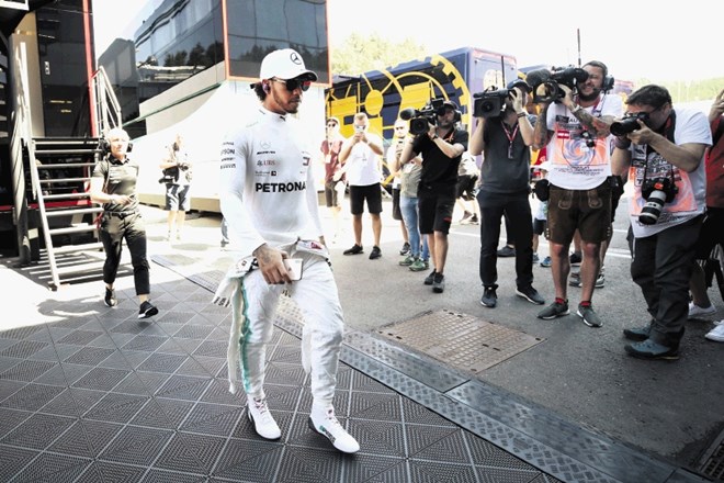 Britanec Lewis Hamilton (na fotografiji), ki vodi v točkovanju za svetovno prvenstvo,  je postavil najboljši čas na...