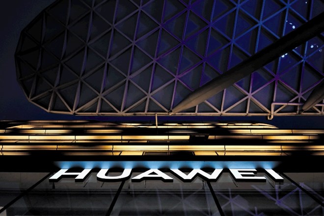 Trump: Ameriška podjetja lahko še naprej poslujejo s Huaweijem