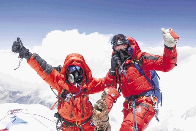 Nepalske oblasti bodo naval gornikov na Everest poskušale zajeziti s podražitvijo dovoljenja za vzpon.