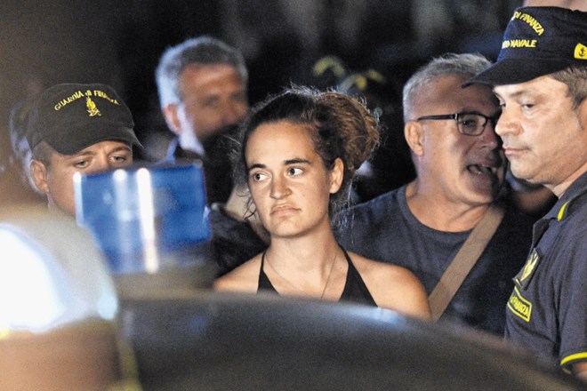 Carolo Rackete, kapitanko ladje Sea Watch 3, je policija aretirala v pristanišču v Lampedusi.