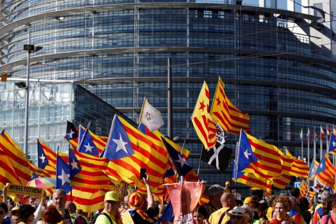 Pred Evropskim parlamentom v Strasbourgu se je danes na protestih v podporo trem katalonskim evroposlancem, ki v Madridu niso...