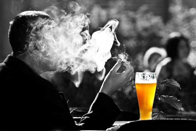 V Avstriji bo od novembra veljala splošna prepoved kajenja v vseh gostinskih lokalih, je danes potrdil avstrijski parlament.