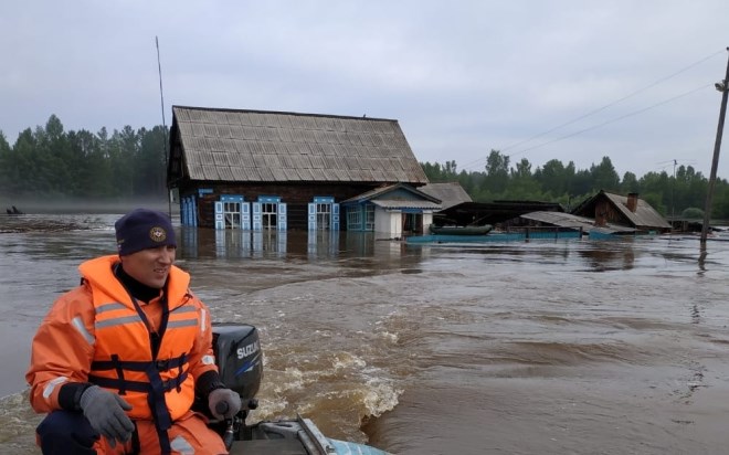 Hudourniške poplave v sibirski regiji Irkutsk so terjale najmanj 18 življenj, poplavljenih pa je okoli 10.000 domov.