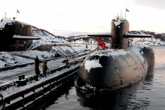 Na ruski raziskovalni podmornici, ki je bila v ruskih vodah, je v ponedeljek izbruhnil požar, v katerem je umrlo 14...