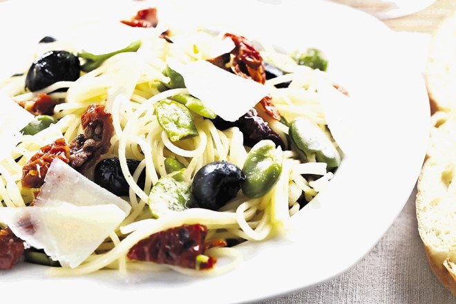 Kuhan bob je odličen tudi s špageti, oljkami, sušenim paradižnikom, oljčnim oljem in parmezanom.