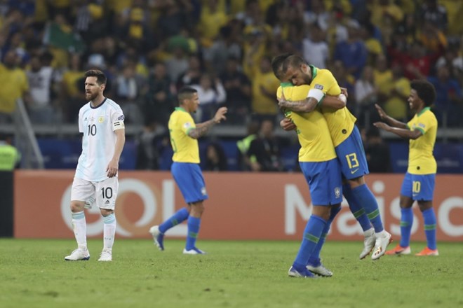 Brazilci so se veselili velike zmage nad večnimi rivali, Lionel Messi pa še enkrat več razočaran končuje reprezentančno...