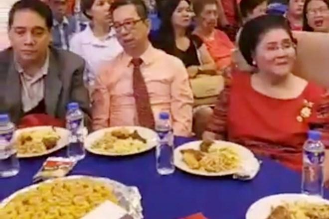 Na zabavi Imelde Marcos se je več kot 240 ljudi zastrupilo s hrano