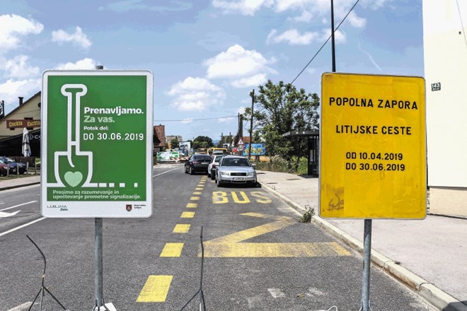 Litijsko cesto še vedno obnavljajo, čeprav je še včeraj tabla opozarjala, da bo zaprta le do 30. junija.