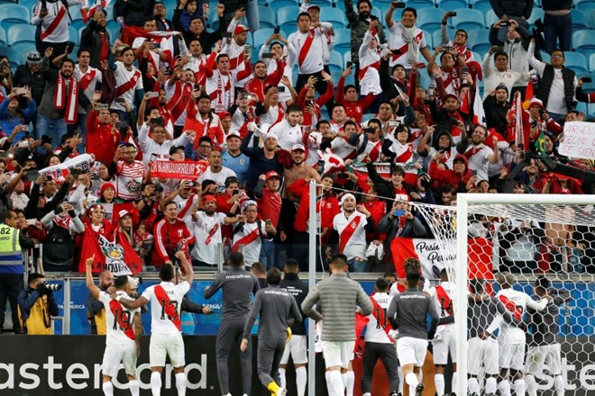 Nogometaši Peruja so uvrstitev v finale proslavili s svojimi navijači.