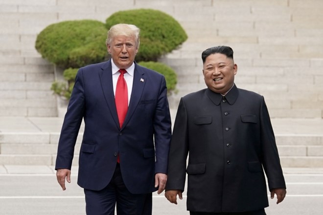 Donald Trump in King Jong Un sta se v nedeljo sestala na demilitariziranem območju med Severno in Južno Korejo.